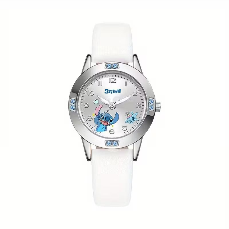🩵 Stitch детски часовник с бяла каишка – стил, блясък и любим герой