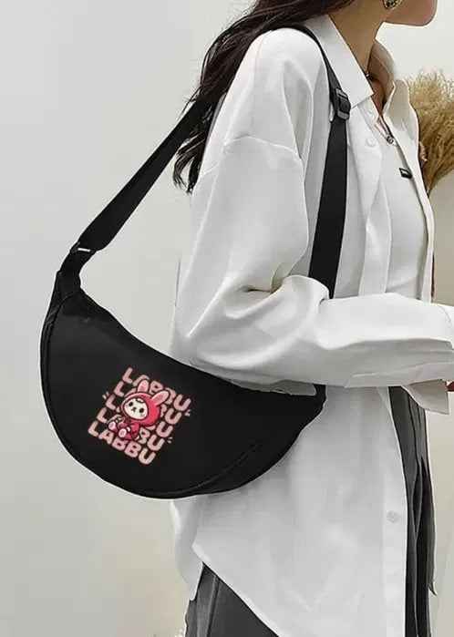 Чантичка-бананка с Labubu – черна, стилна и щуро сладка