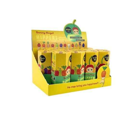Плюшена играчка Sonny Angel HIPPERS в жълта кутия с ябълки и моркови, изложена в дисплей