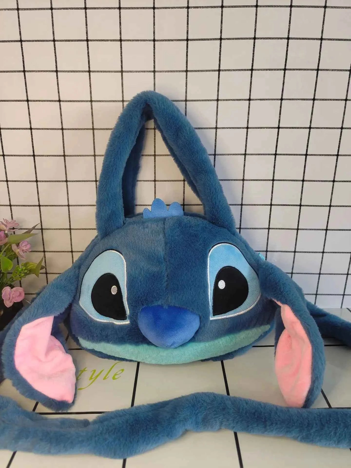 Плюшена кросбоди-чанта Stitch – мека, удобна и забавна