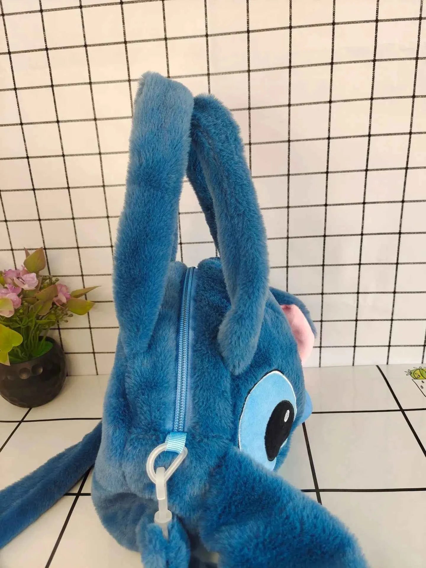 Плюшена кросбоди-чанта Stitch – мека, удобна и забавна