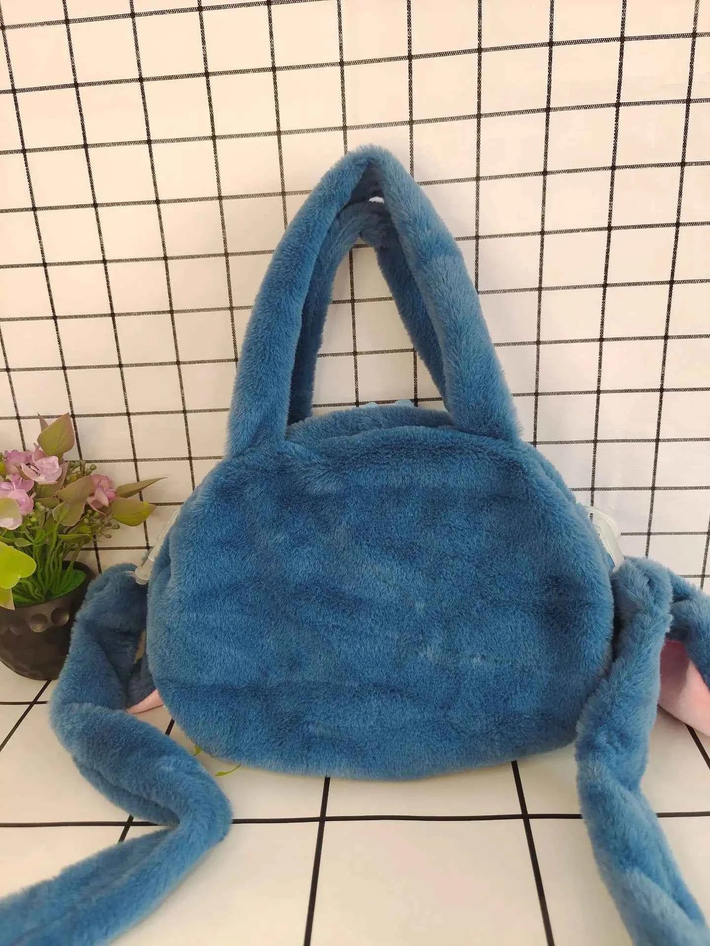 Плюшена кросбоди-чанта Stitch – мека, удобна и забавна