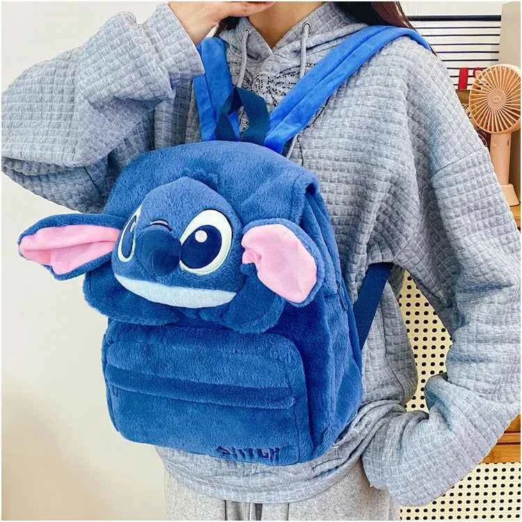 🩵 Плюшена раница Stitch – най-сладкото преживяване за малки и големи фенове
