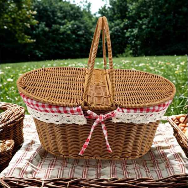 Класическа кошница за пикник с текстилна декорация