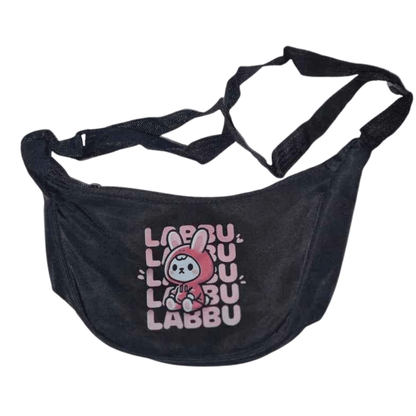 Чантичка-бананка с Labubu – черна, стилна и щуро сладка