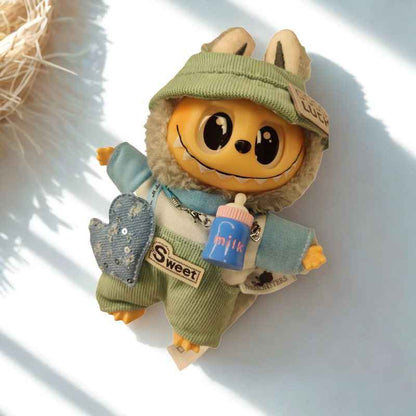 Labubu, готов за приключения - Пътешественик (кукла + куфар с принадлежности)