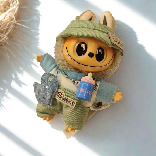 Labubu, готов за приключения - Пътешественик (кукла + куфар с принадлежности)