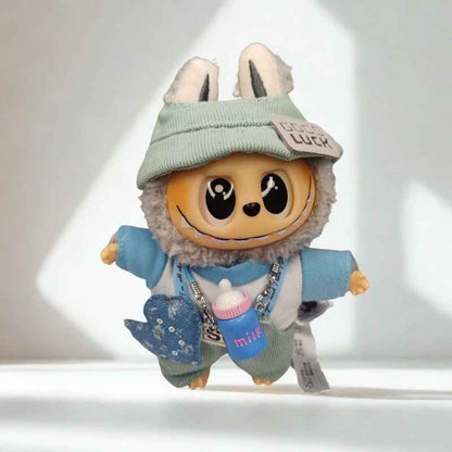 Labubu, готов за приключения - Пътешественик (кукла + куфар с принадлежности)