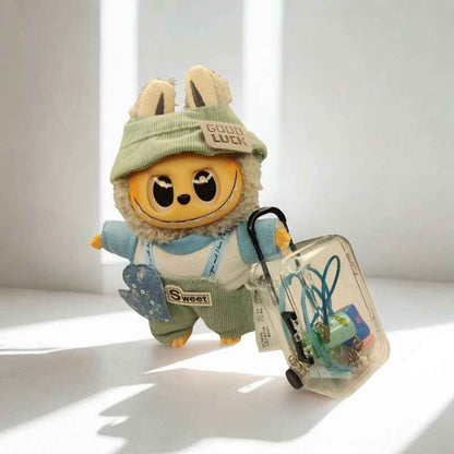 Labubu, готов за приключения - Пътешественик (кукла + куфар с принадлежности)