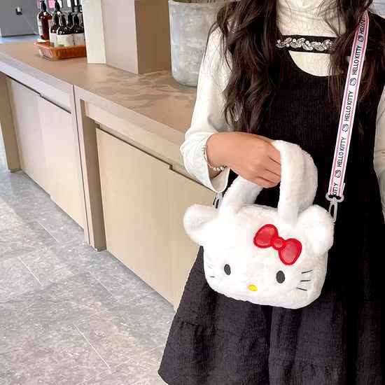 Плюшена чантичка Hello Kitty
