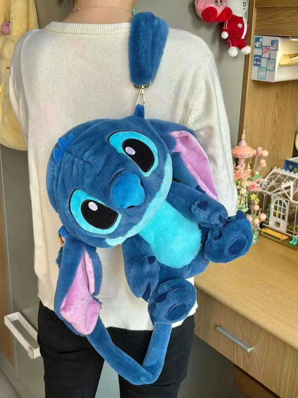 Плюшена раница Stitch – мека, сладка и удобна