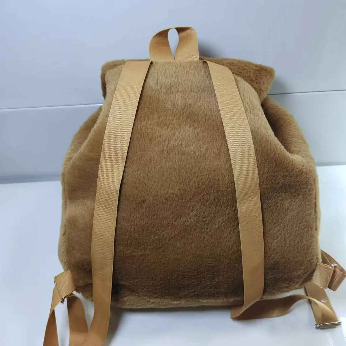 Плюшена раница Capybara – мекота и чар в едно