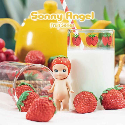 Колекционерска фигурка Sonny Angel от Fruit Series с ягодена шапка, обградена от ягоди и стъклена чаша с мляко
