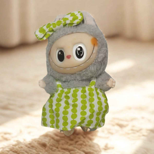 Labubu, готов за подвизи - Ябълка