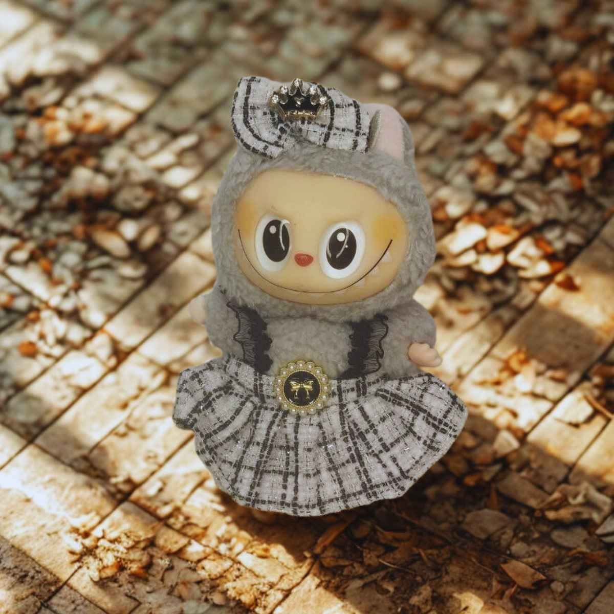 Labubu, готов за подвизи - Брошка