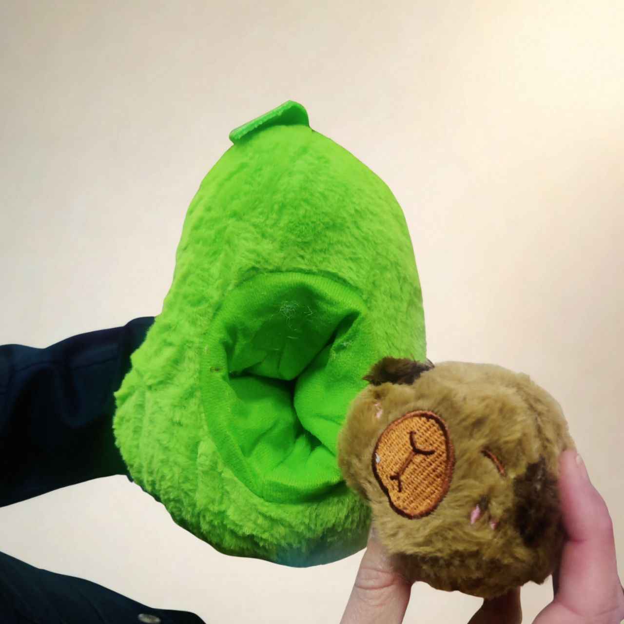 Плюшена Капибара Авокадо – Сладка трансформираща се играчка