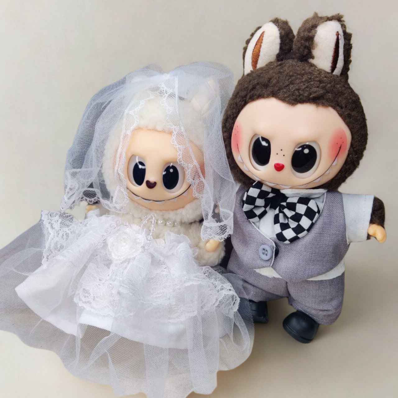 Labubu, готов за сватба - комплект младоженци