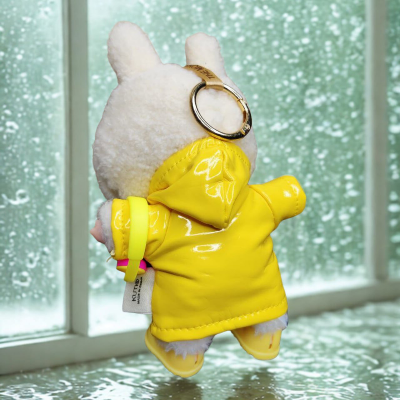 Labubu, готов за есента - Дъждостих