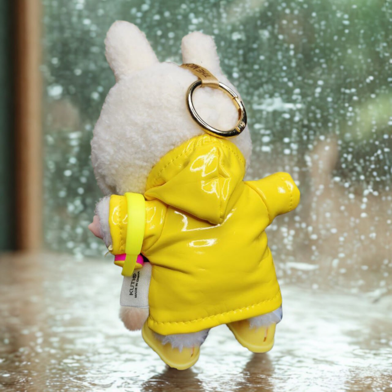 Labubu, готов за есента - Дъждостих