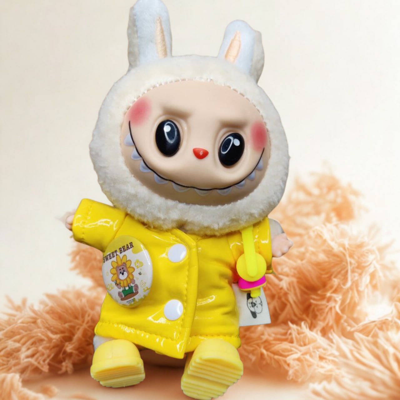 Labubu, готов за есента - Дъждостих