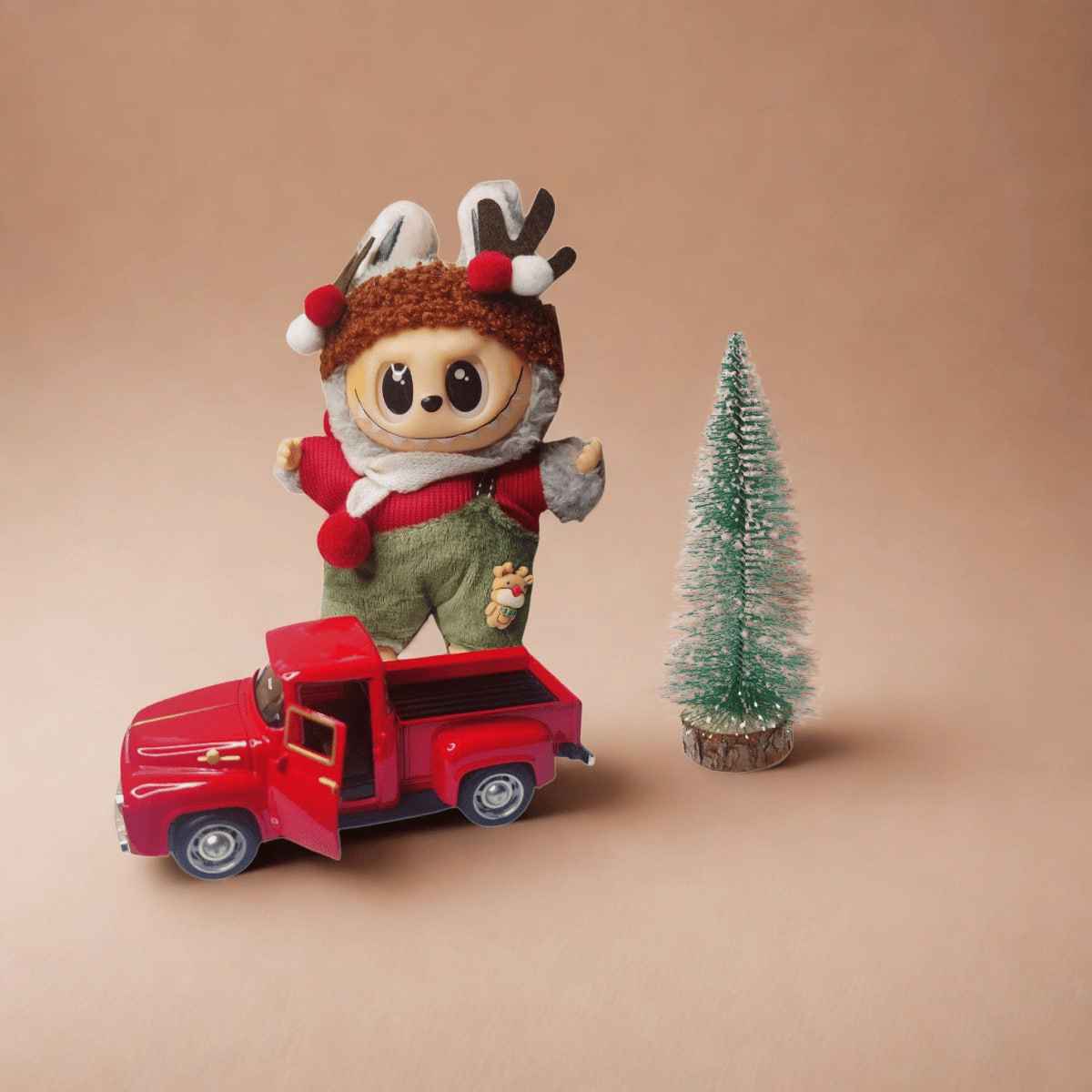 Комплект Коледна приказка - Labubu кукла + елха + коледно камионче