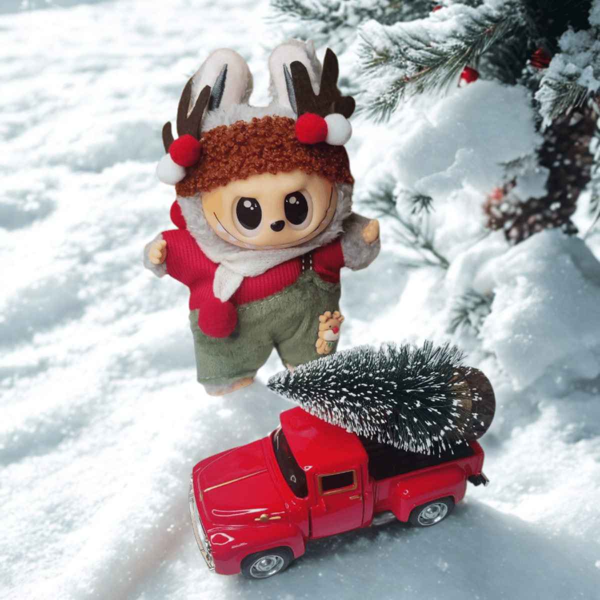 Комплект Коледна приказка - Labubu кукла + елха + коледно камионче