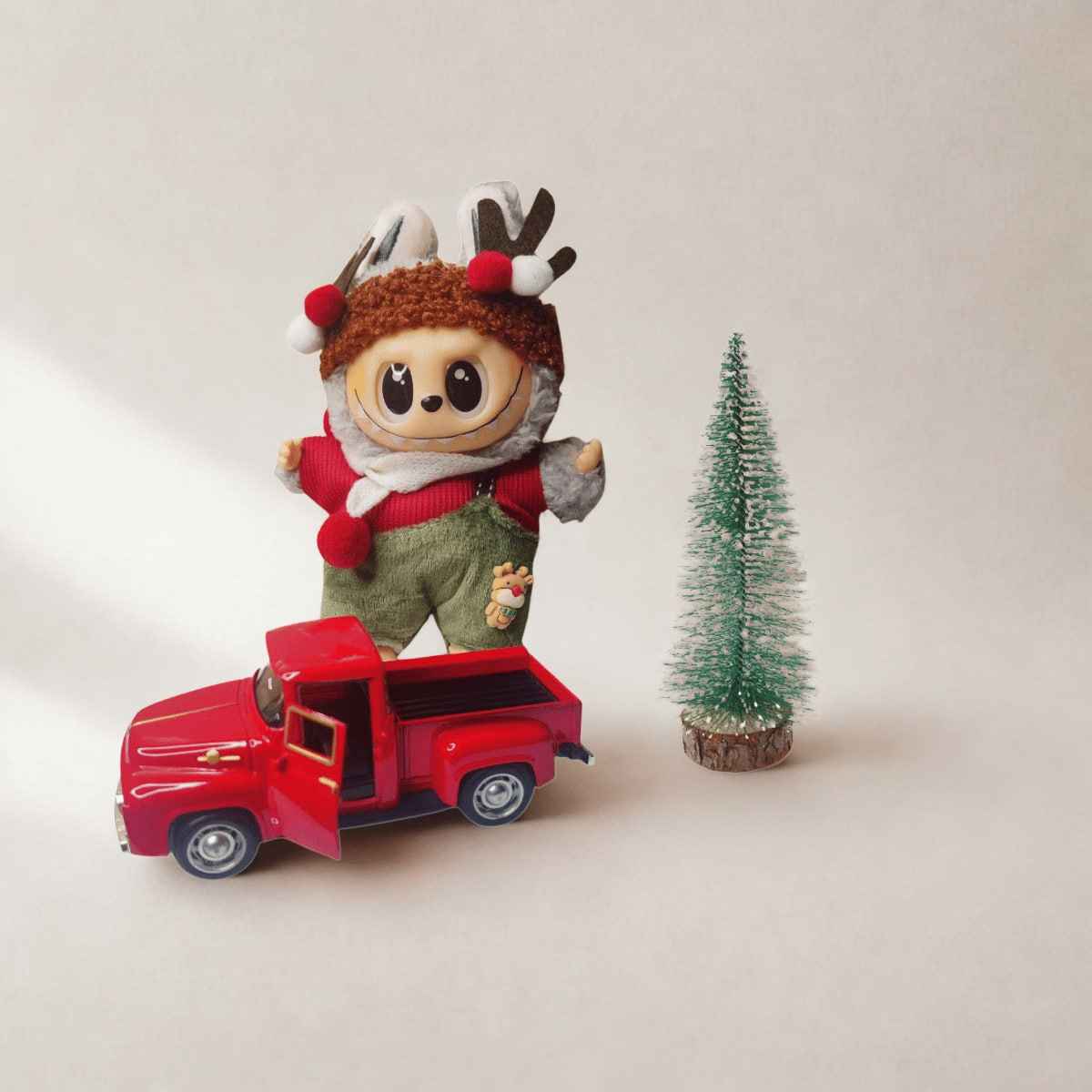 Комплект Коледна приказка - Labubu кукла + елха + коледно камионче