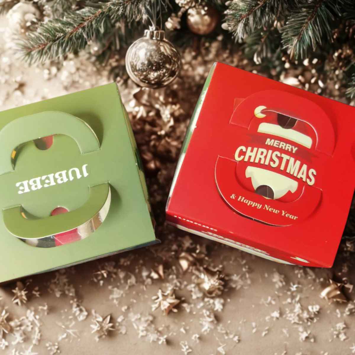 Коледен подаръчен комплект – 5 чифта тематични чорапи в луксозна кутия