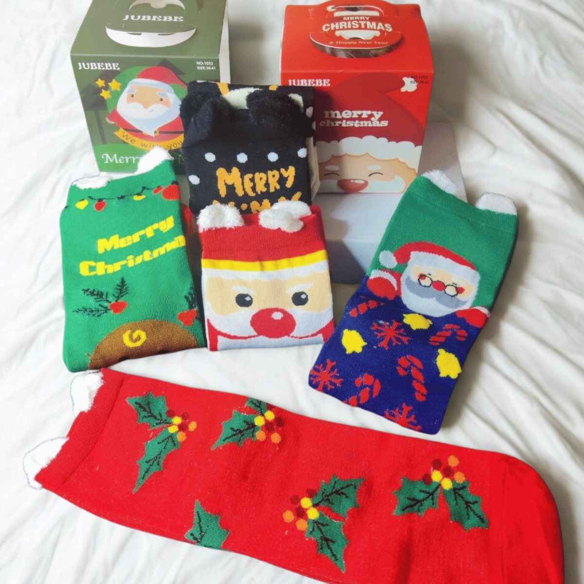 Коледен подаръчен комплект – 5 чифта тематични чорапи в луксозна кутия