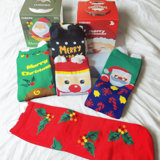 Коледен подаръчен комплект – 5 чифта тематични чорапи в луксозна кутия