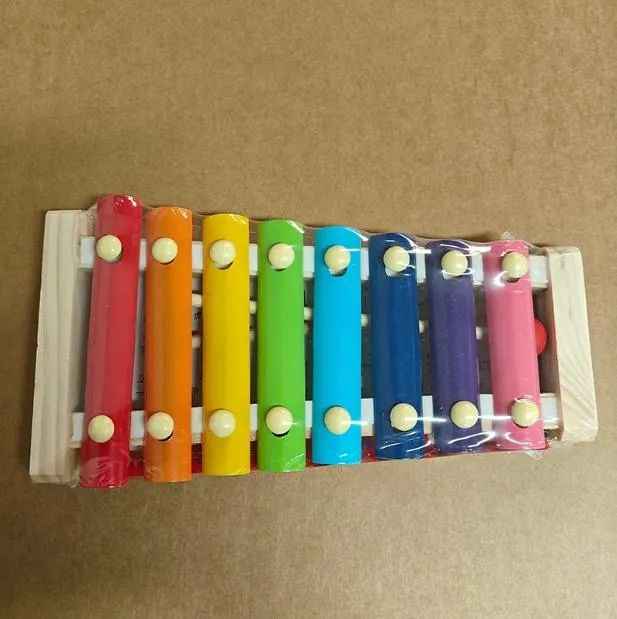 Дървен детски ксилофон – музикален инструмент в дъга от цветове