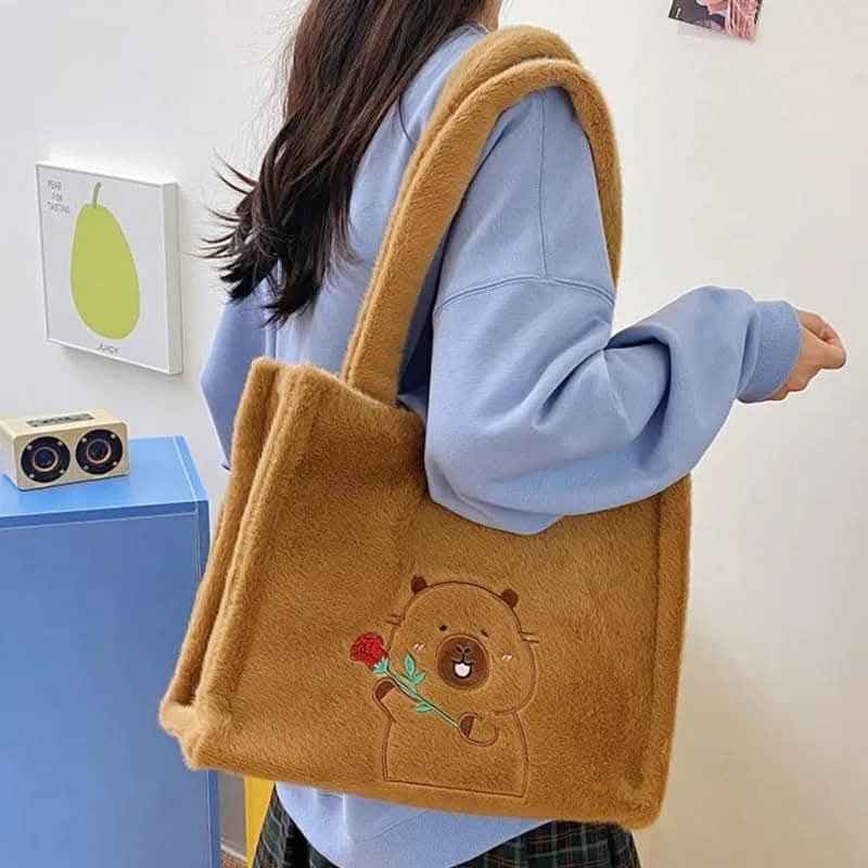 Плюшена капибара чанта Розизичка – мекота, която носиш навсякъде