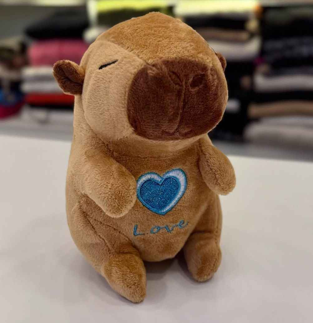 🐾 Плюшена Капибара LOVE Edition – 20 см (Червено или Синьо сърце)