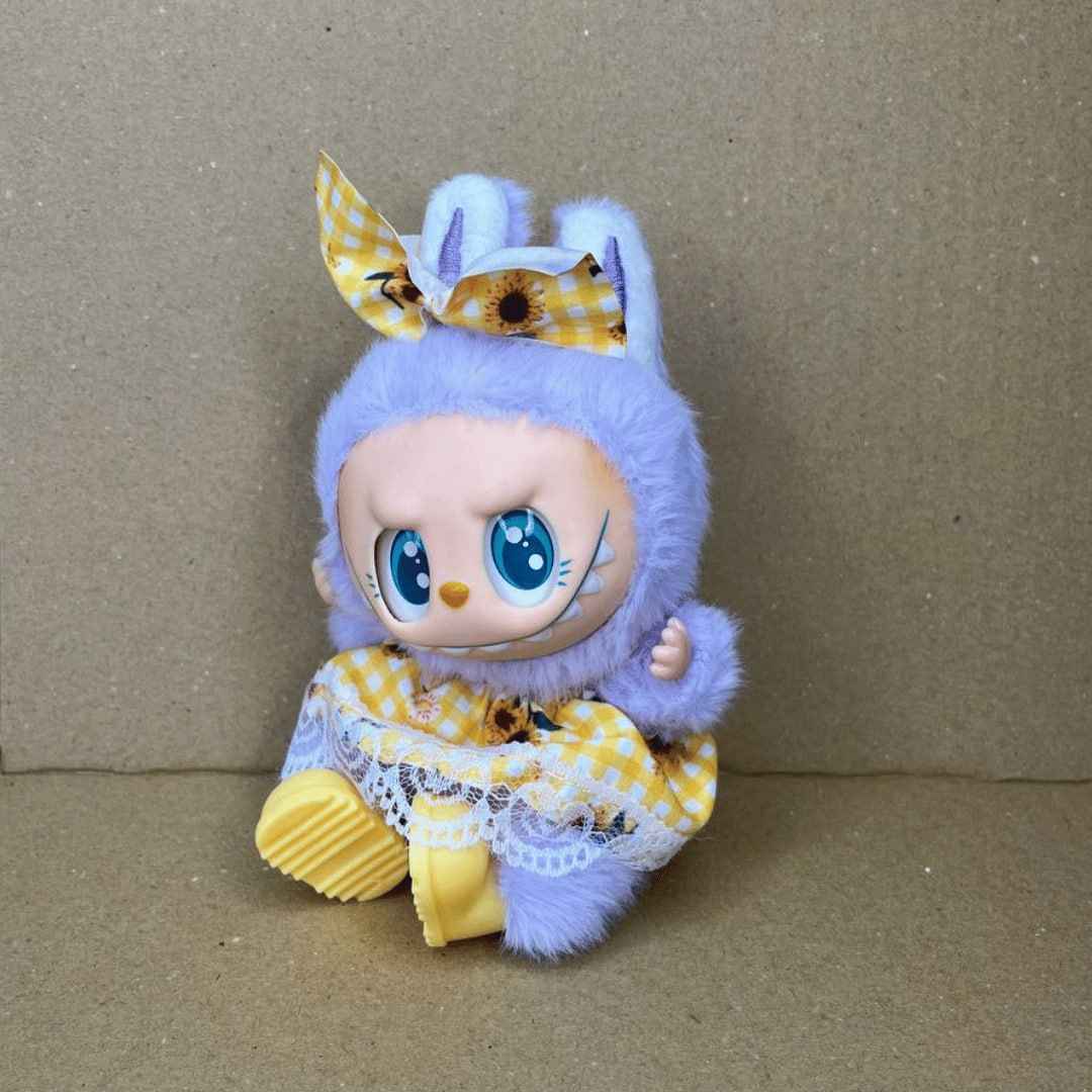 Labubu, готов за подвизи - Слънчоглеводо поле