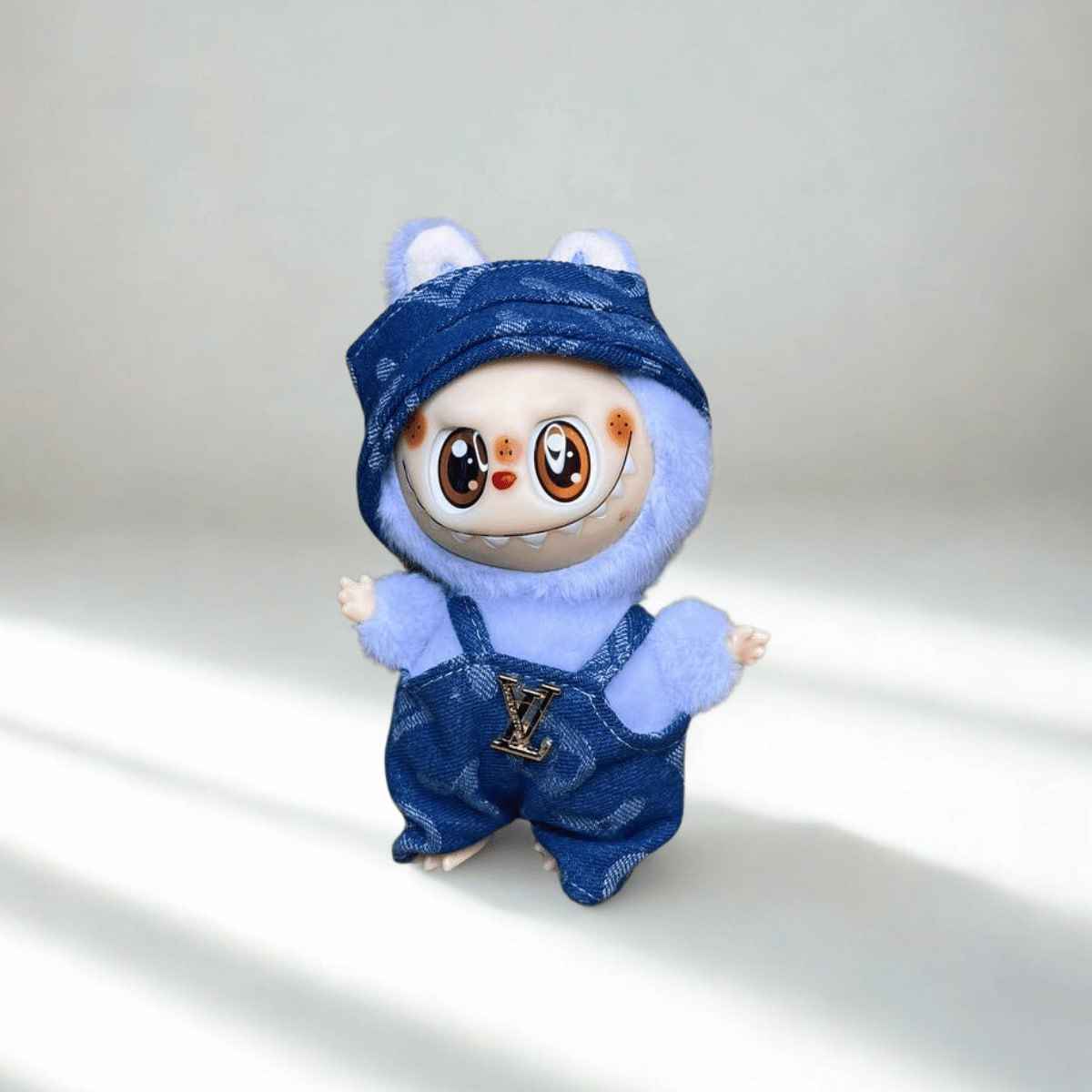 Labubu, готов за подвизи - Лари