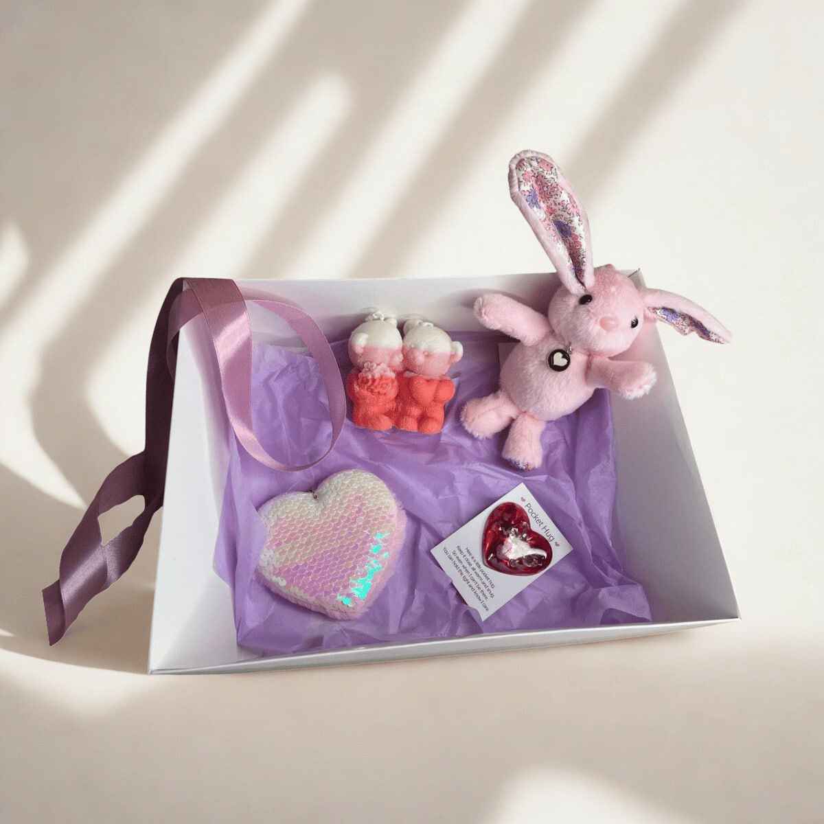 Подаръчна кутия „Любов“ – плюшена играчка по избор