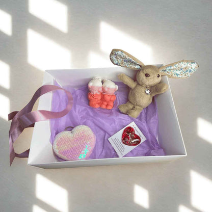 Подаръчна кутия „Любов“ – плюшена играчка по избор