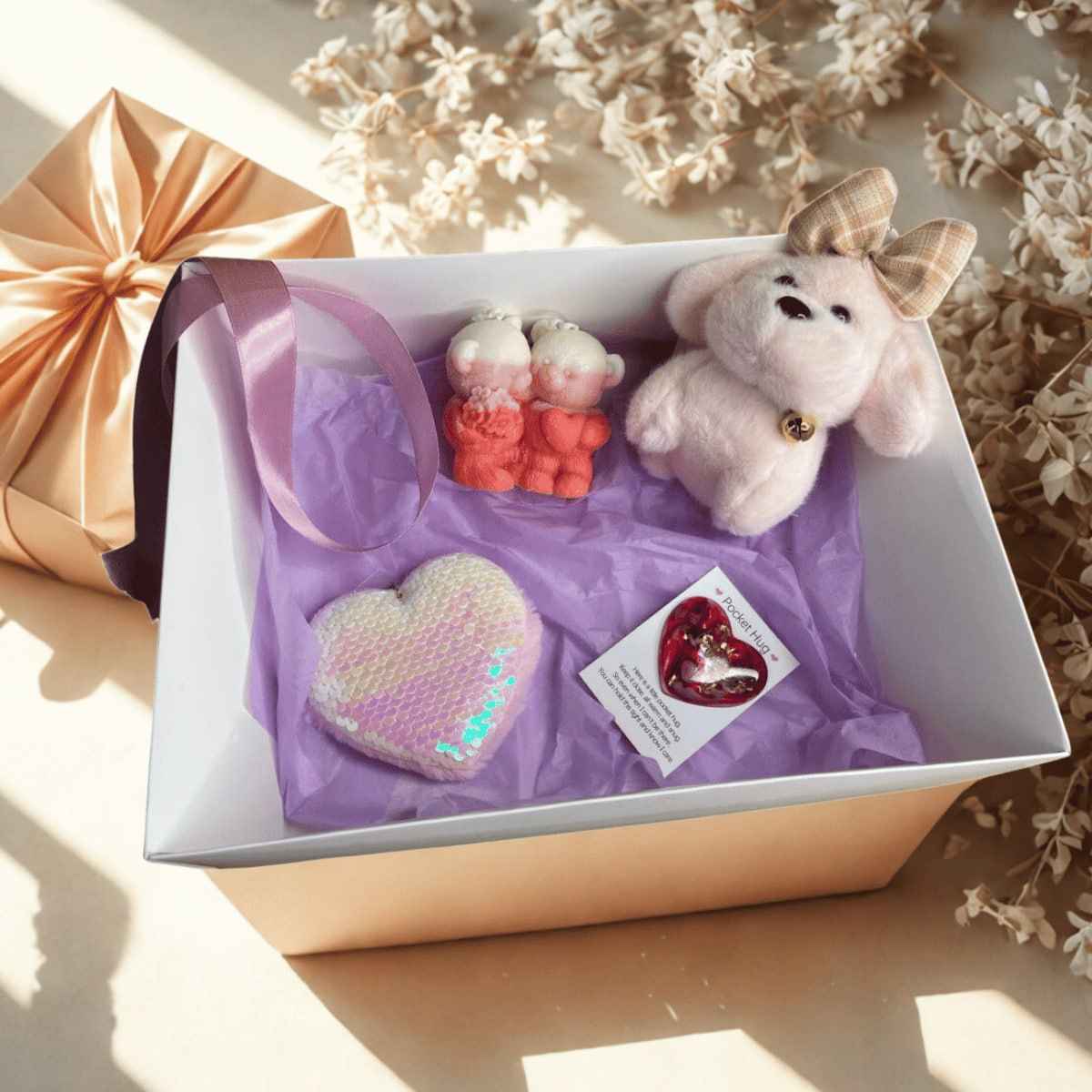Подаръчна кутия „Любов“ – плюшена играчка по избор