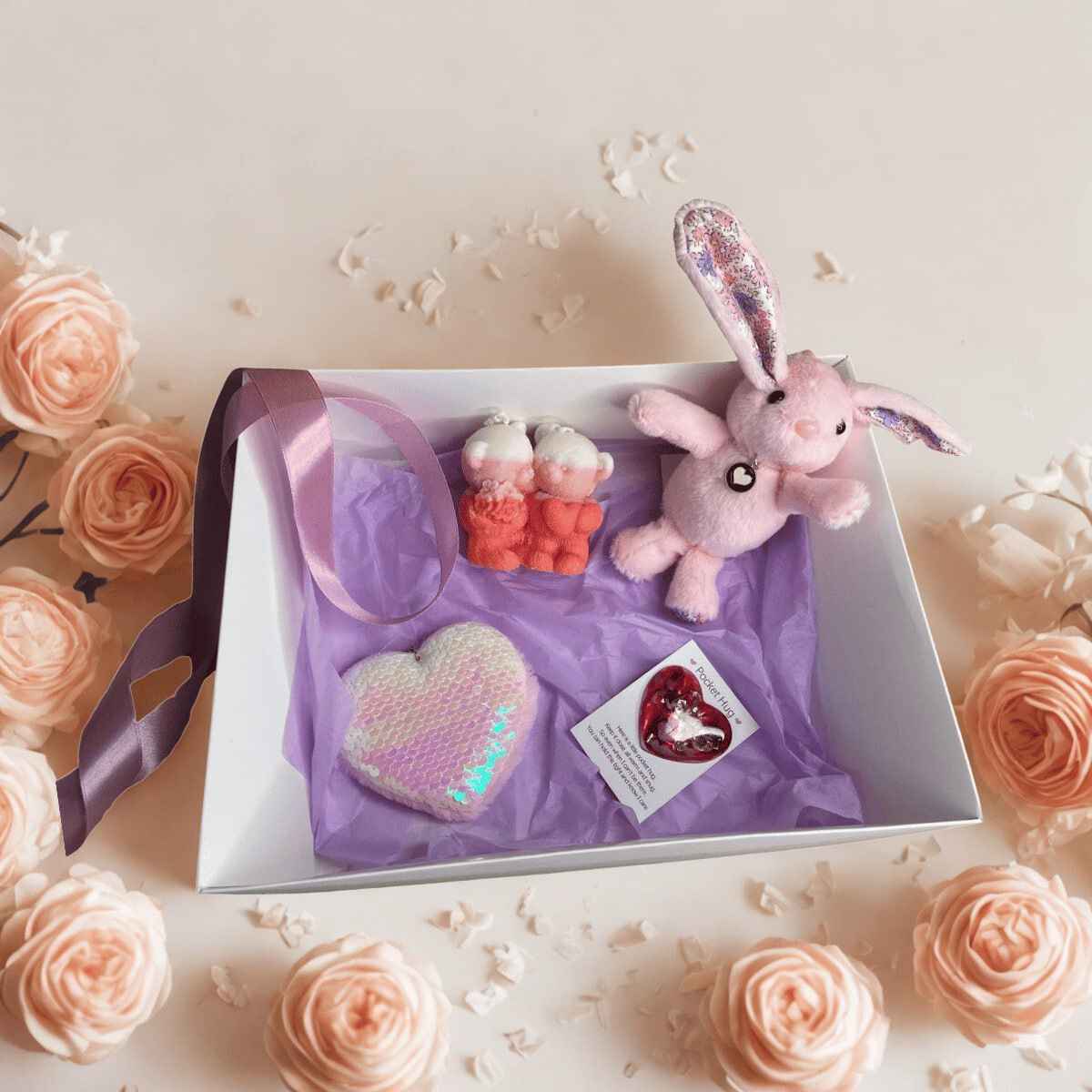 Подаръчна кутия „Любов“ – плюшена играчка по избор