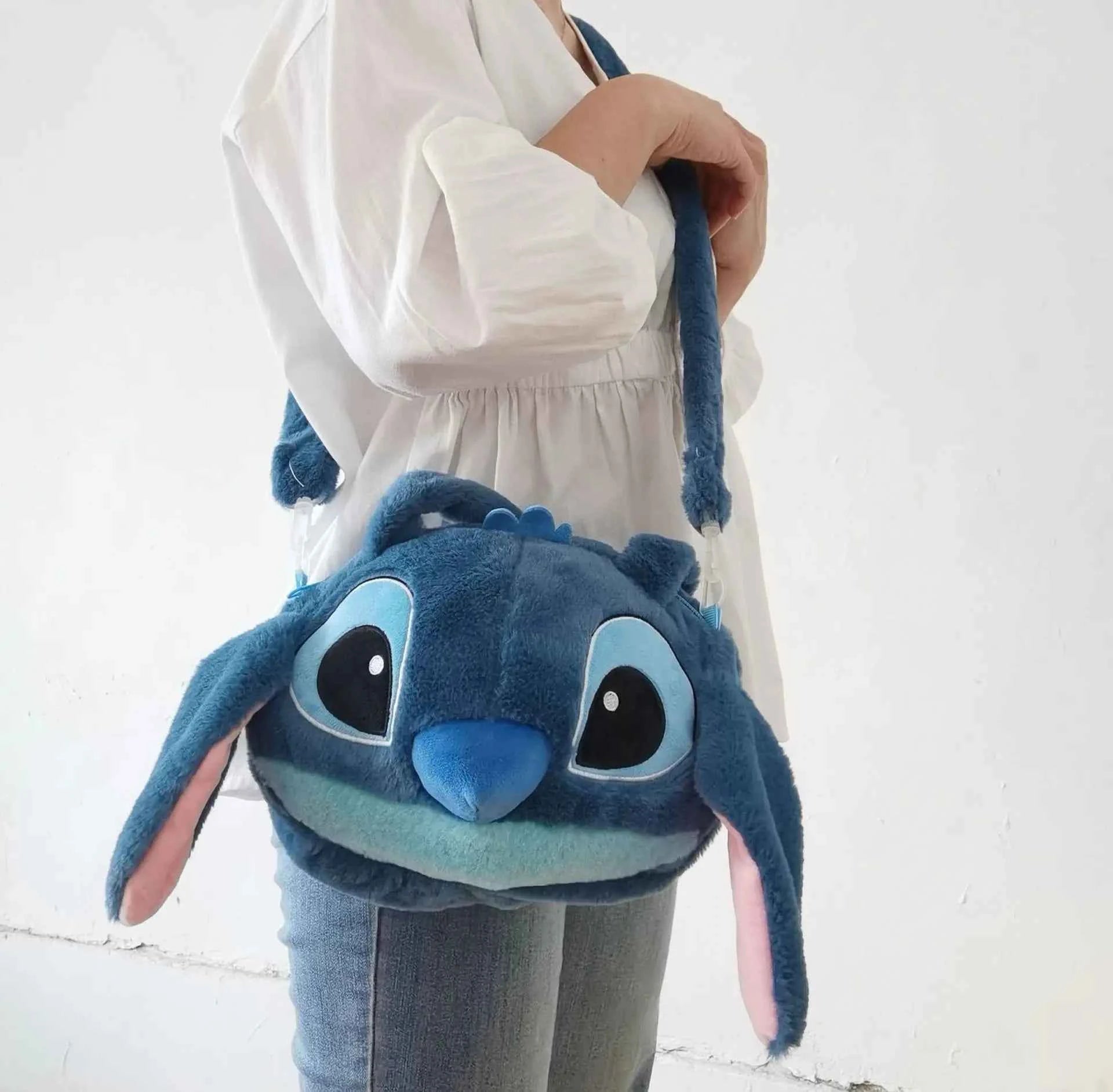 Плюшена кросбоди-чанта Stitch – мека, удобна и забавна