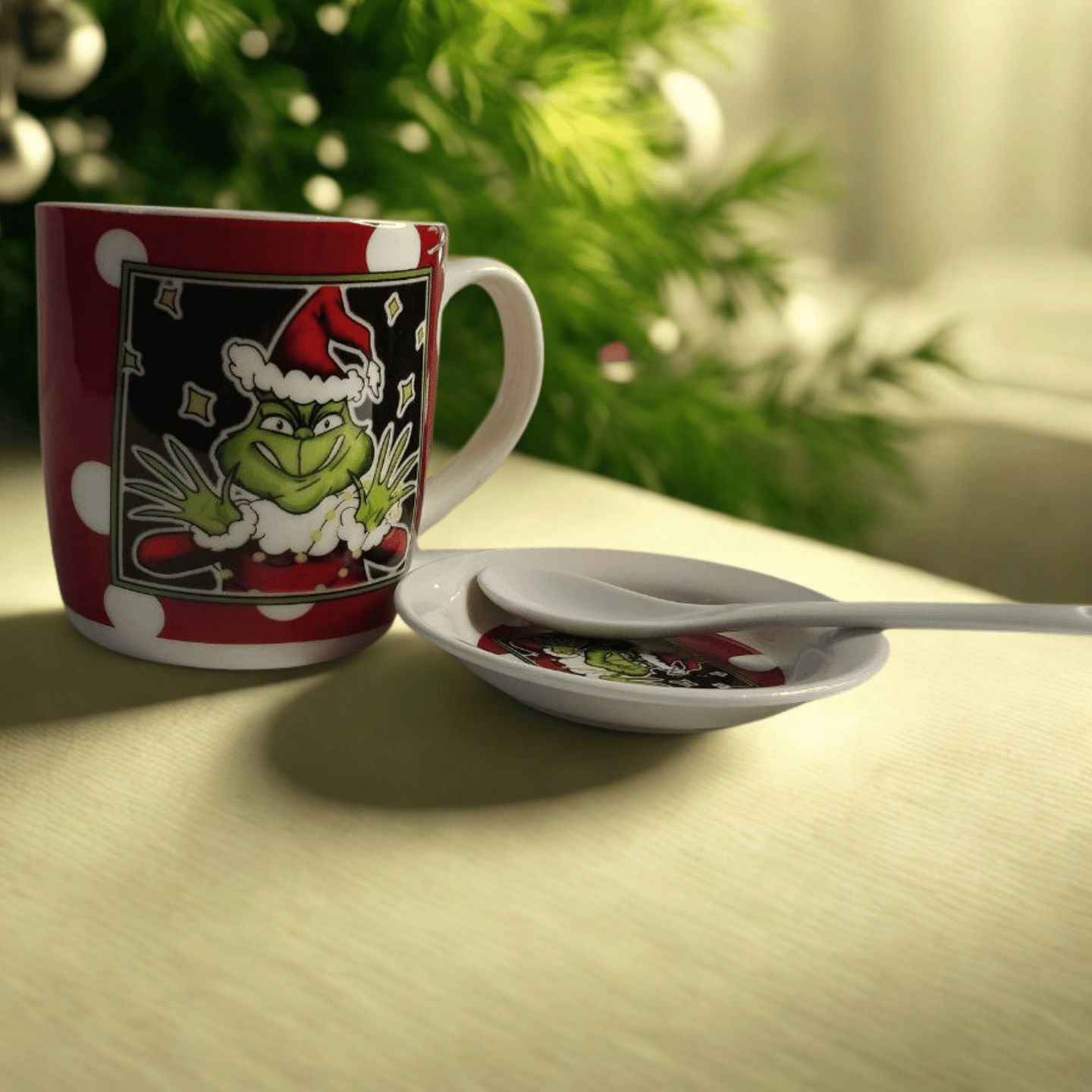 Коледен комплект Grinch – чаша, чинийка и лъжичка